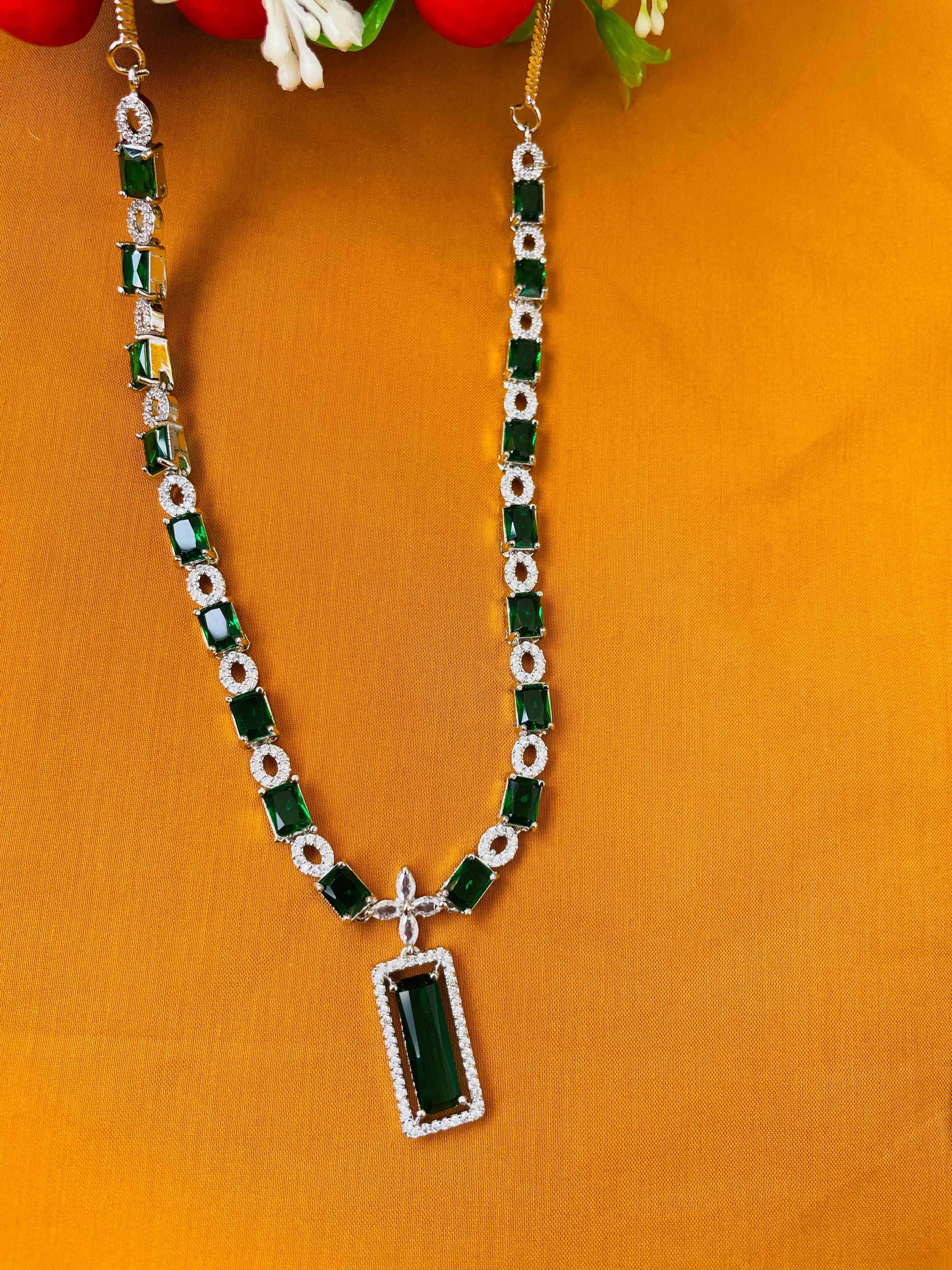 PENDENT NECKLACE GREEN-Elegance101