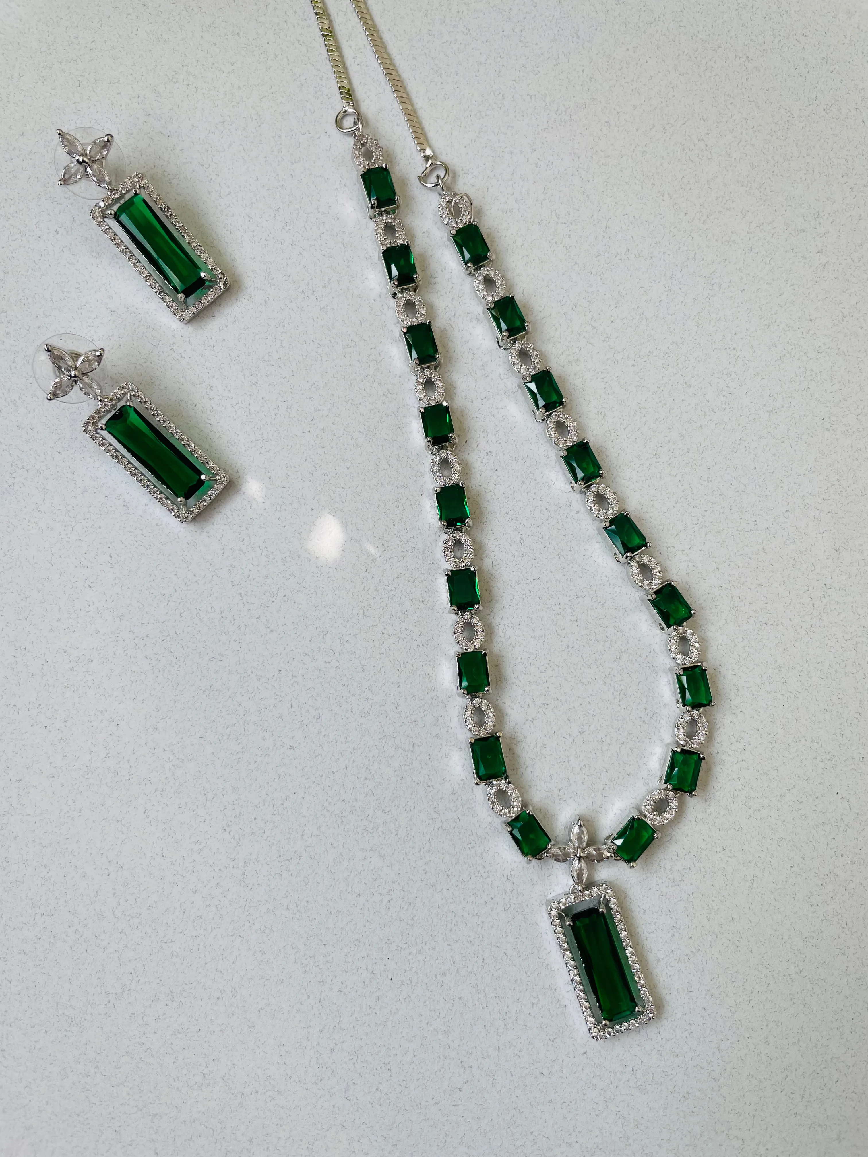 PENDENT NECKLACE GREEN-Elegance101